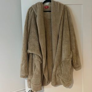 Netflix x Unhide Shleepy Jacket in color Beige Bear. Vegan fur